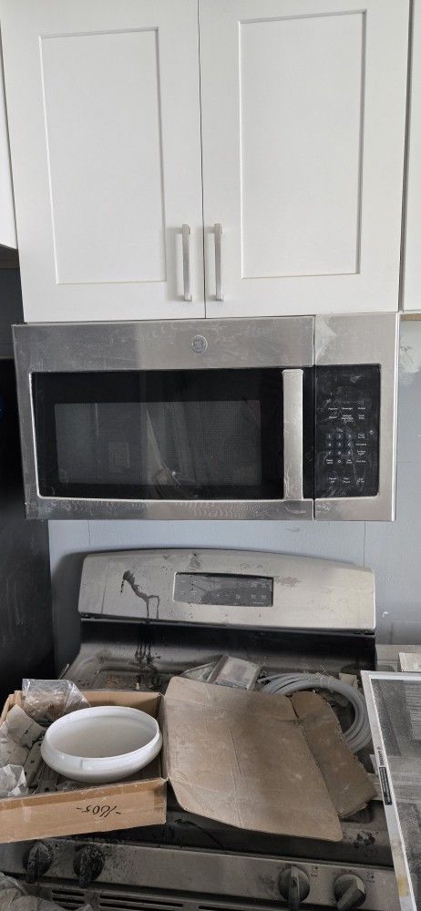 Complete Kitchen BRAND NEW (Fridge, Stove and Microwave)
