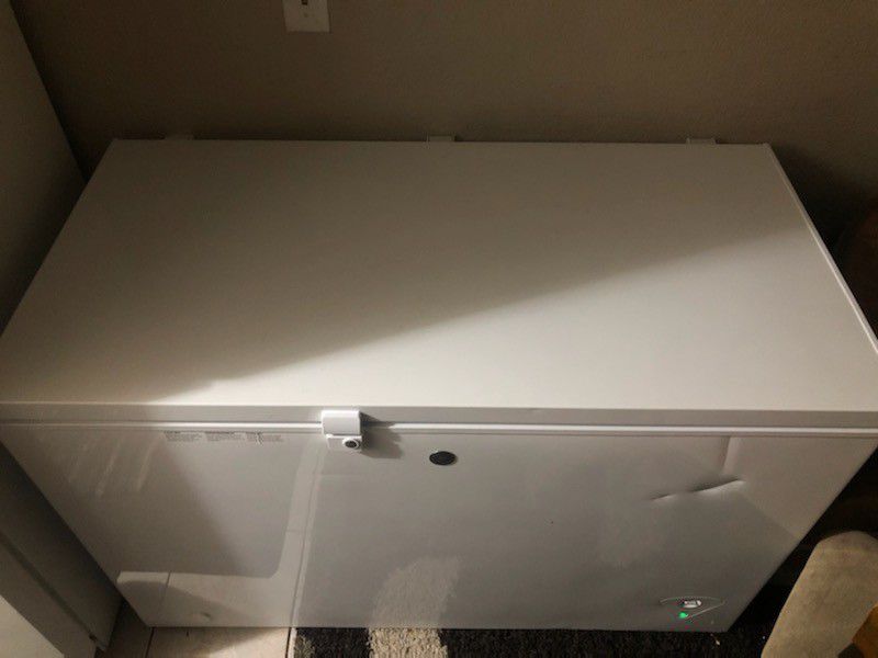 GE DEEP FREEZER.. HAD FOR A WEEK AND IS DOWNSIZING TO ANOTHER 1.. BOUGHT BRAND. DENT ON FRONT... COMES WITH KEY. 10 CUBIC FT.