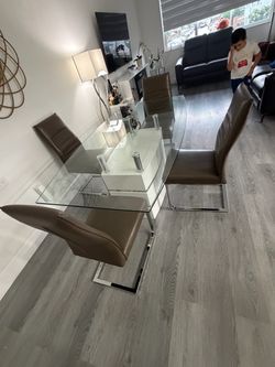 Glass Top Dining Table with 4 Chairs/ juego de comedor