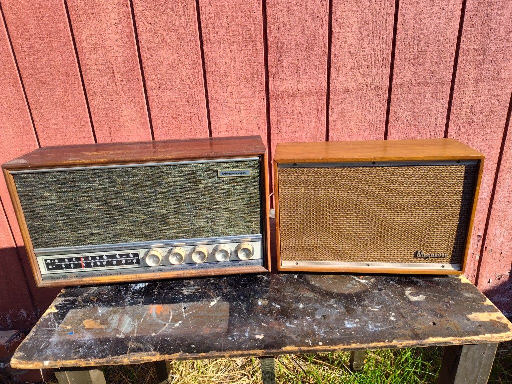 1961 Magnavox Penthouse Radio