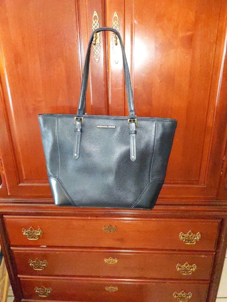  BLACK MICHAEL KORS PURSE PLUS DUST BAG USED TWICE LIKE NEW.