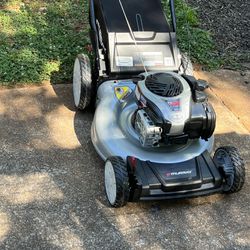 Murray 21 in. 140 cc Briggs and Stratton Walk Behind Gas Push Lawn Mower with Height Adjustment and with Mulch Bag used 200