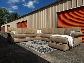 FREE DELIVERY 🚚 Like New XL Beige Broyhill U-Shape Sectional