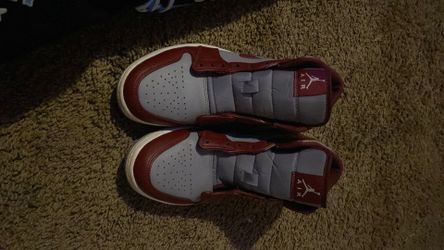 Jordan 1s burgundy size 8.5
