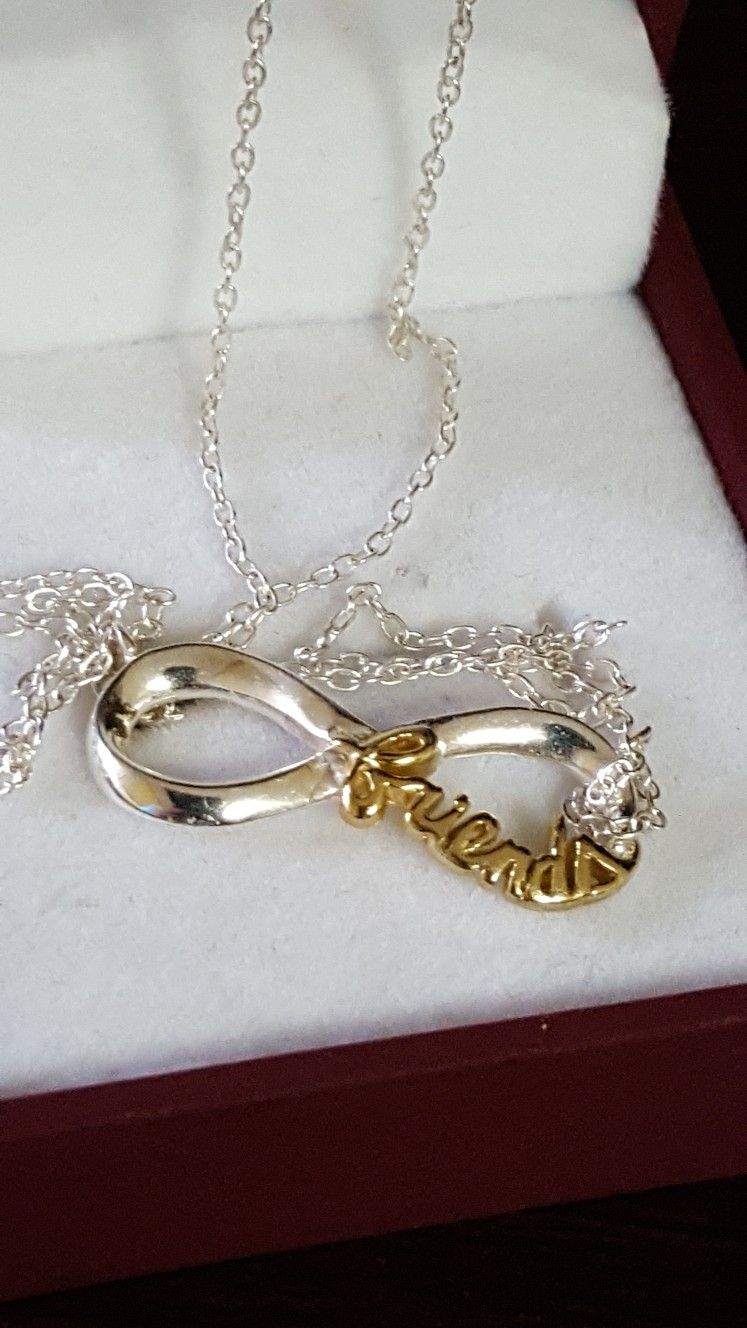Beautiful 925 Sterling Silver Italy necklace. Pendant is covered in 10k GOLD, 2.29grs size 18"inches long. (FRIENDS) please see pictures for details