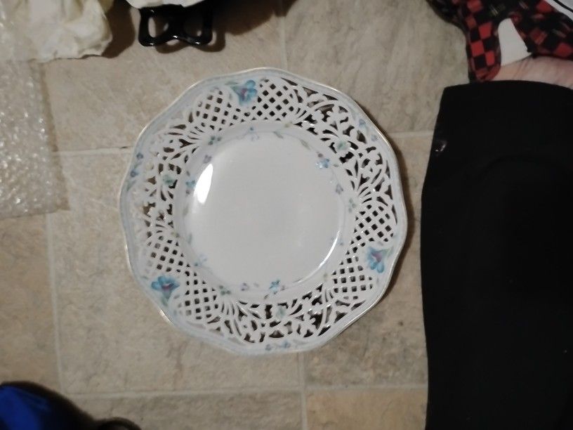ONE Oscar de la Renta fine china plate, specifically a 7-inch plate in the UH 121 Amanda pattern, made in West Germany.