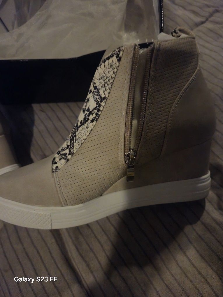 Womens Wedge Sneaker 7 1/2 NEW