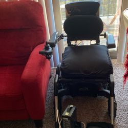 A Very Nice Heavy Duty Sturdy Powerwheelchair/with Charger