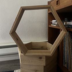 Holds Plants or Other decorations 