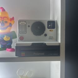 polaroid camera 