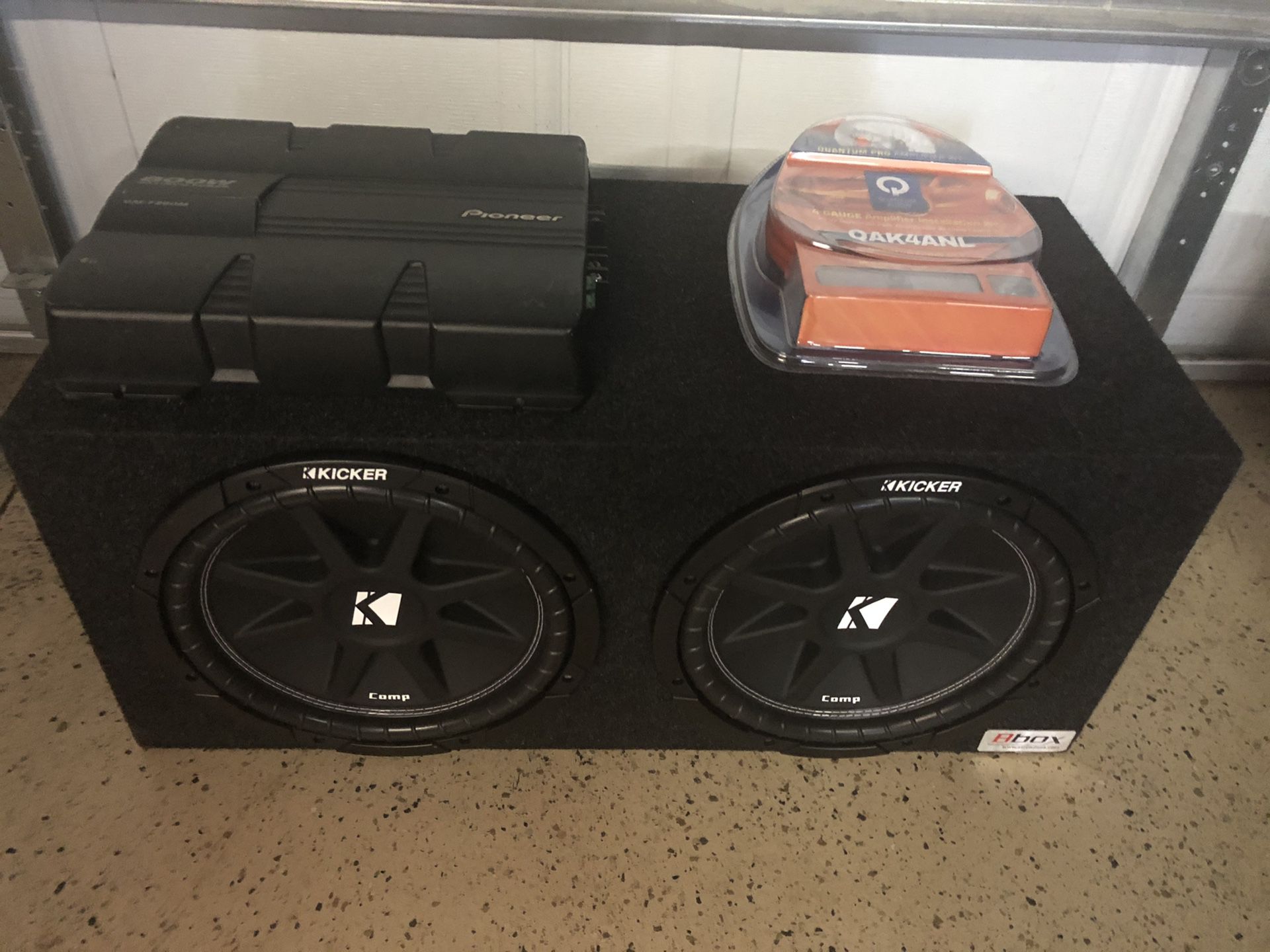 2 12 Kicker comps in box with pioneer amp and wires