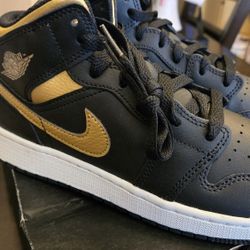 Air Jordan 1 Mid GS
Black & Metallic Gold Size 6.5Y