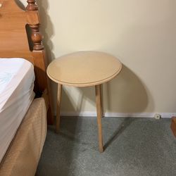 Vintage tripod table 3-legged accent table round peg-leg table
