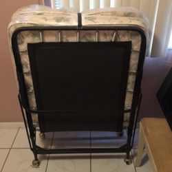 Roll Away Bed Used Well Built Heavy Frame 60$
