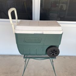 Coleman Cooler With Pull Handle And Wheels In Excellent Condition 