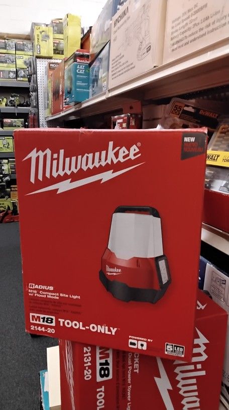 MILWAUKEE M18 COMPACT SITE LIGHT W/ FLOOD MODE (TOOL ONLY)