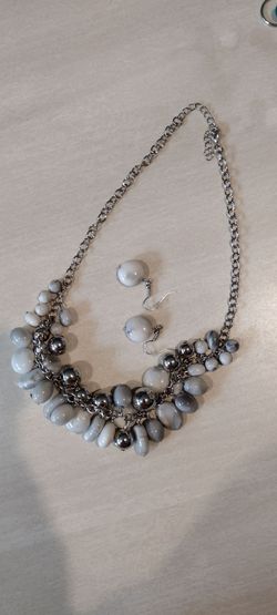 GREY NECKLACE AND EARRINGS