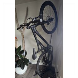 Specialized Stumpjumper Alloy Mountain Bike in Black