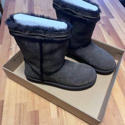 New UGG Classic Short Shearling Braid
Size 7 US