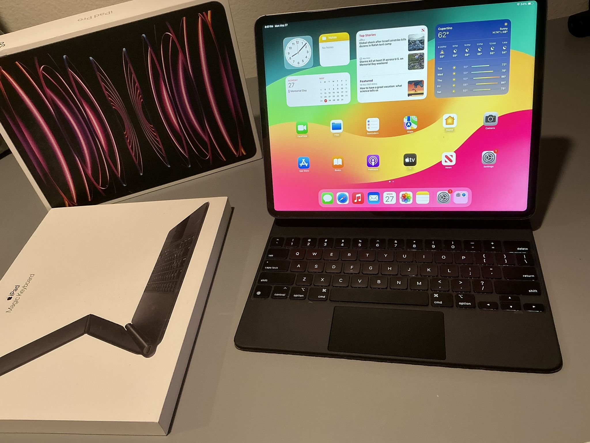 iPad Pro 12.9-inch (6th Generation ) Wi-Fi + Cellular model