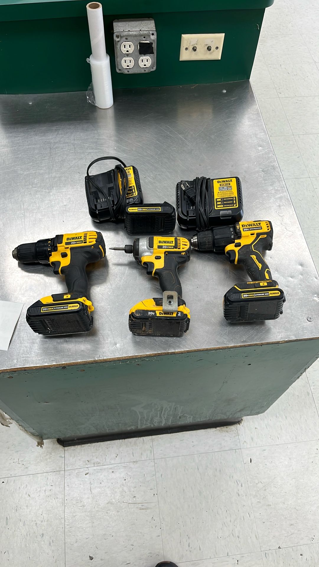 Dewalt 3 Pc Combo 4 Batteries And 2 Chargers