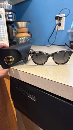 Men’s ray bans wayfarers with case and sunglasses hut receipt (like new)