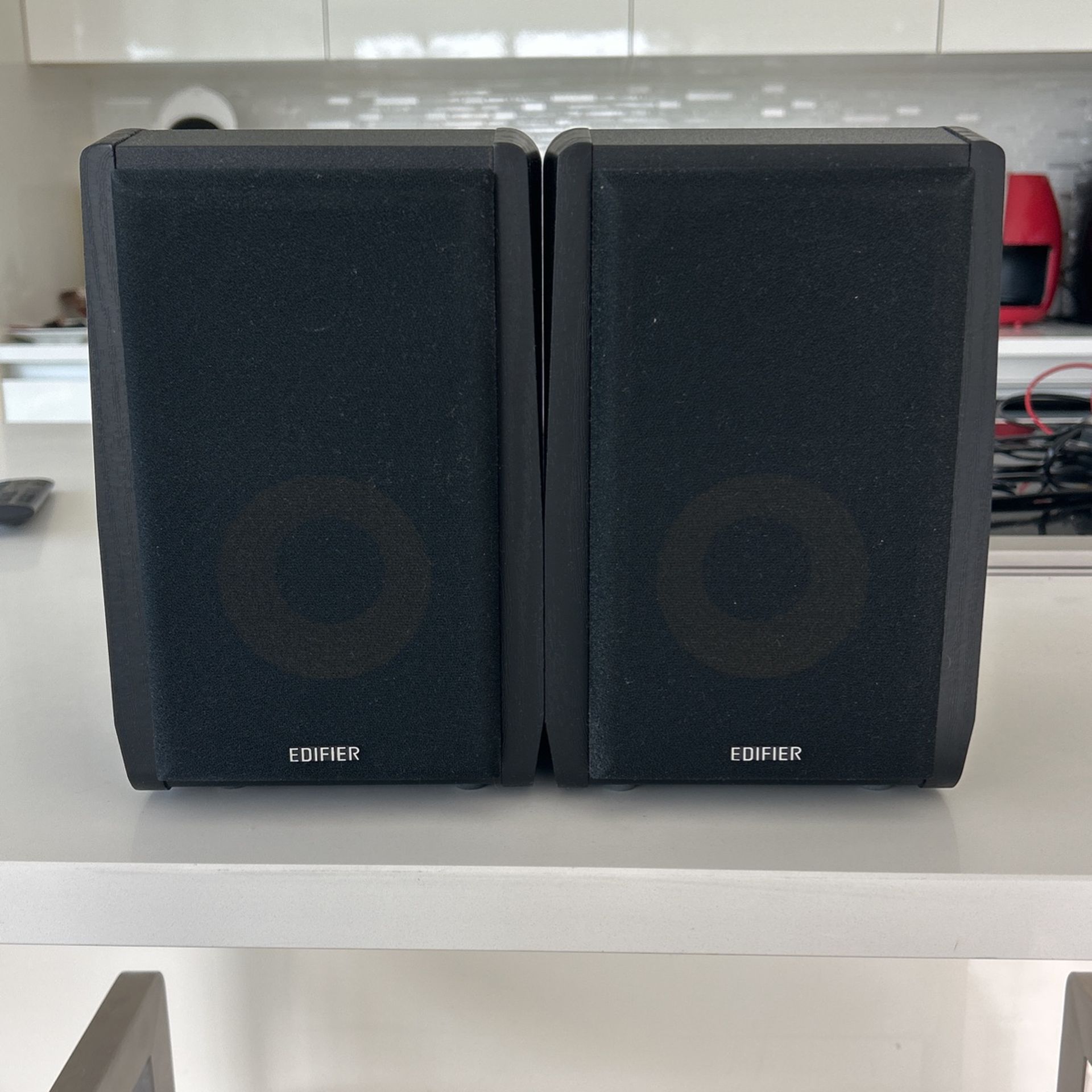 Speakers- Edifier R1010BT 4" Active Bluetooth Bookshelf Speakers - 2.0