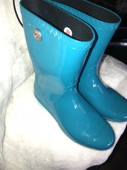 Women’s UGG all weather proof Sierra mid
