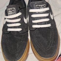  Nike SB Zoom Stefan Janoski sneakers in the black suede and gum sole