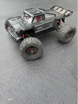 Arrma Outcast 8s RC truck