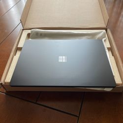 New microsoft  surface laptop 5   13.5' touch screen 