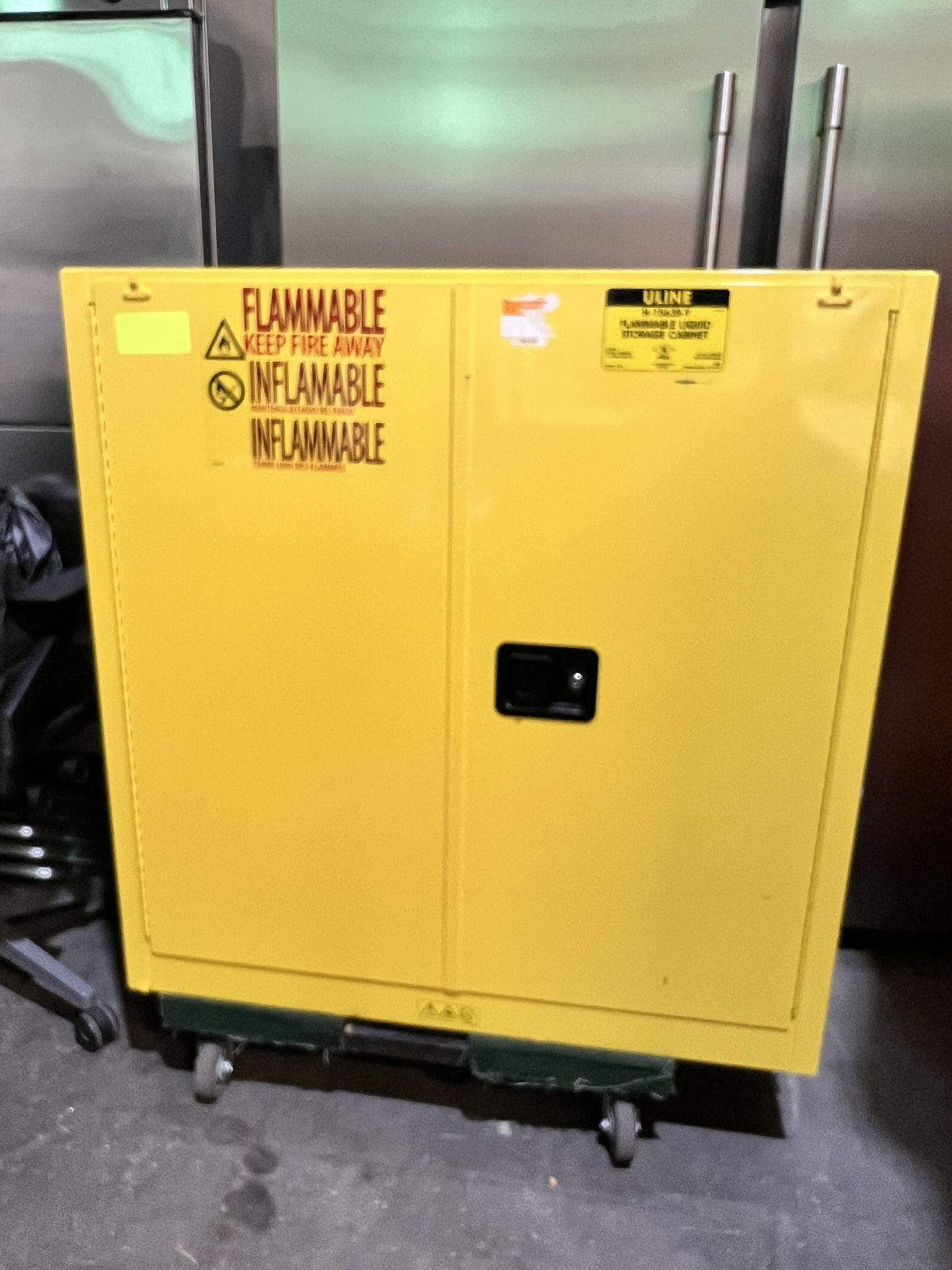 Flammable liquid storage cabinet 30 Gallon with key