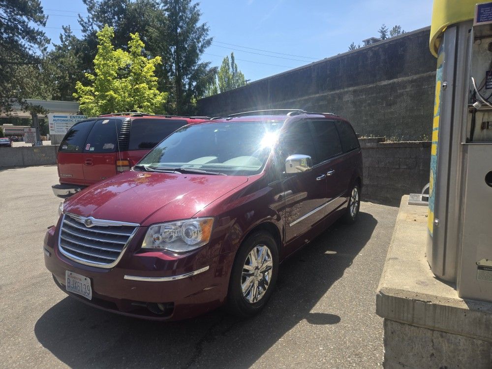 2008 Chrysler Town And Country Minivan