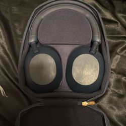 Sony XM5 headphones 