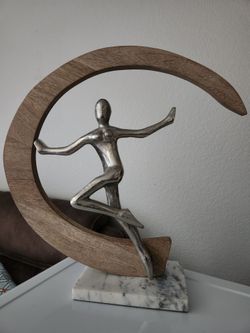 Escultura con Marco de Madera de Media Luna Marrón Natural Gimnasta de 14 Pulgadas, Metal Plateado