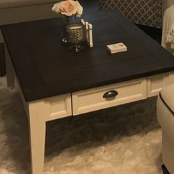 *Like new* Gorgeous Two-Toned Coffee Table