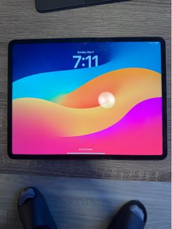iPad Pro 12.9” (5th Gen) 512GB + Magic Keyboard- Like New