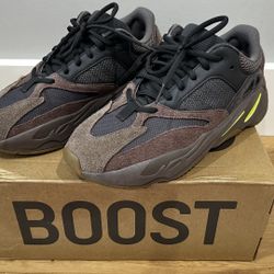 Adidas Yeezy 700 - Mauve - Size 9