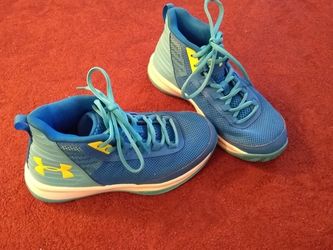 Under Armour Basketball Court Shoes - Youth Size 2.5
