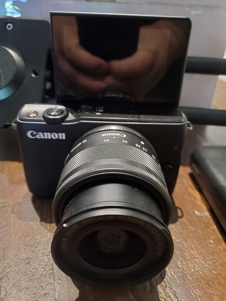 Canon m10 mirrorless w/kit lens