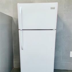 FRIGIDAIRE REFRIGERATOR FRIDGE EXCELLENT CONDITION AND VERY CLEAN 
