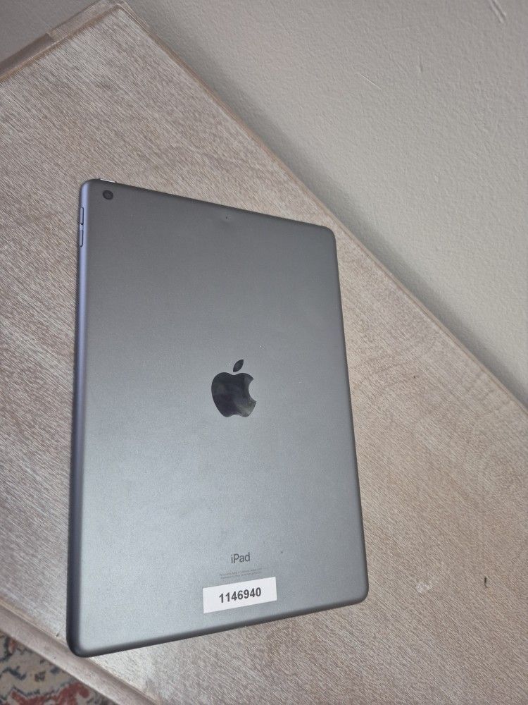 Apple iPad 7th Gen (32GB, Wi-Fi, 10.2”) 