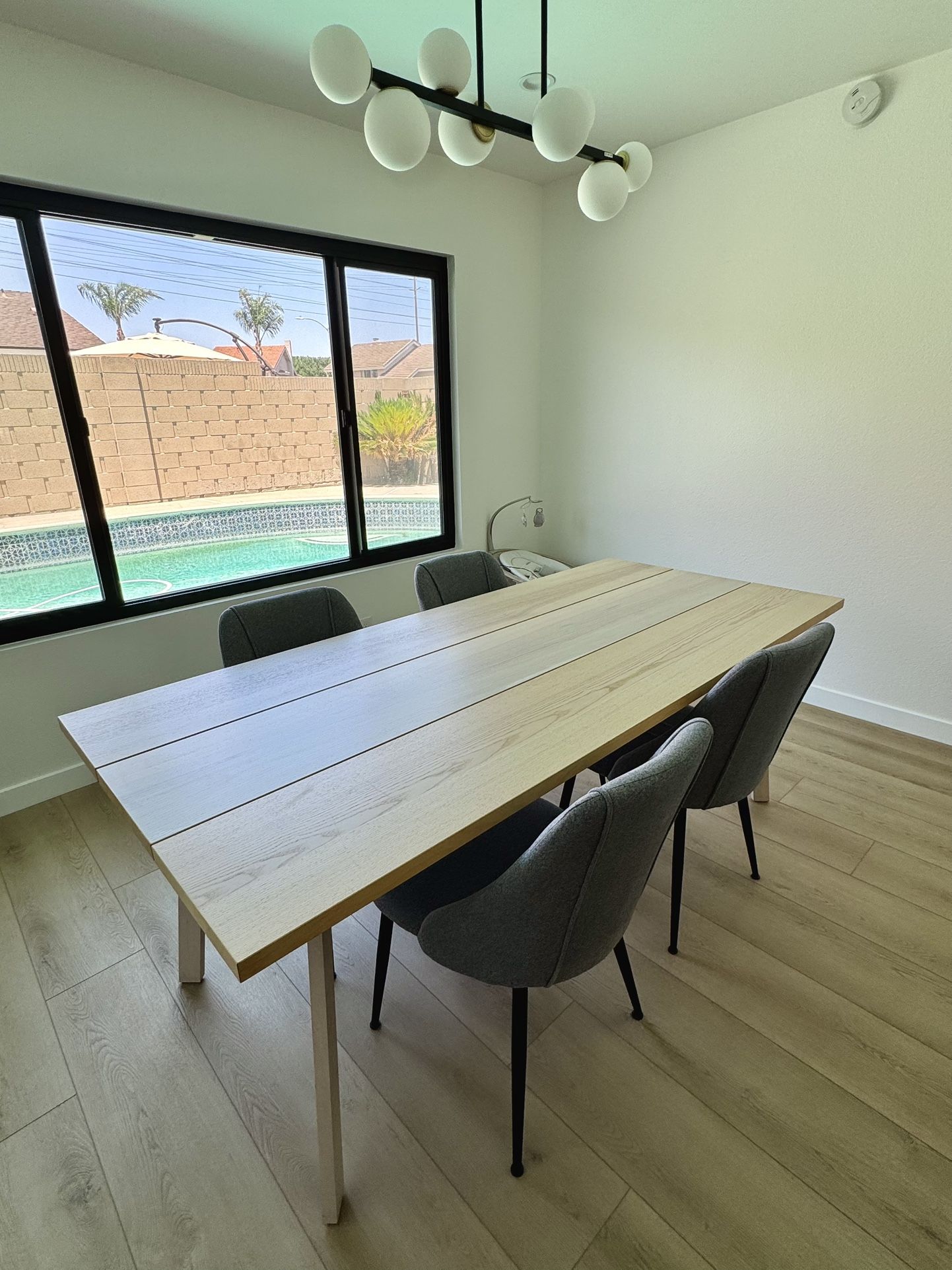 Dining table + 4 chairs