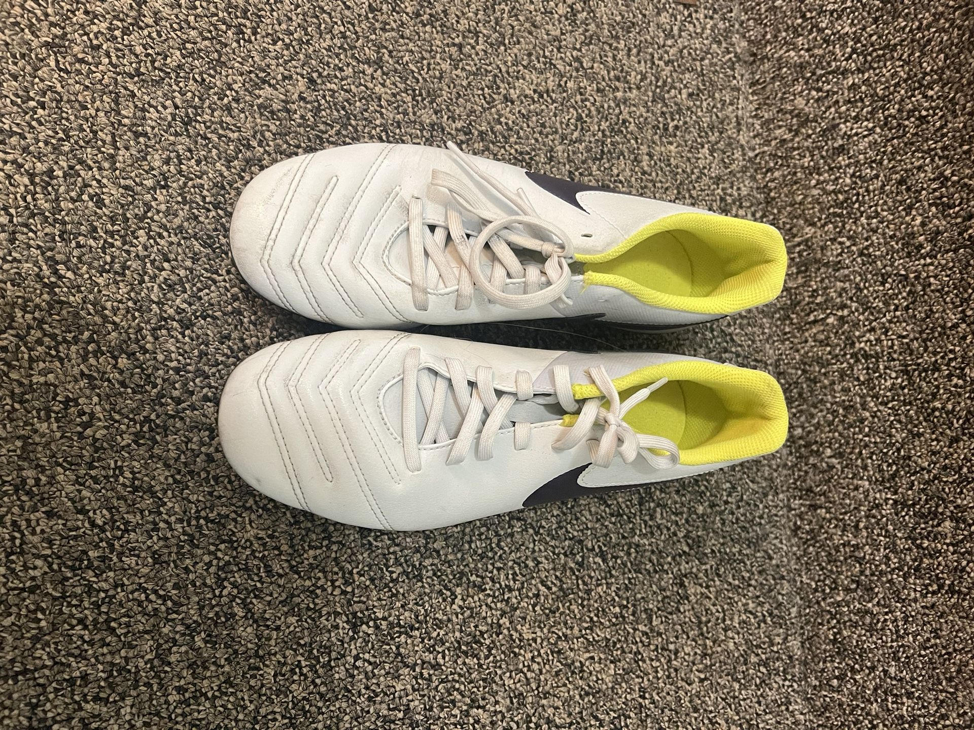 Cleats Nike Tempo