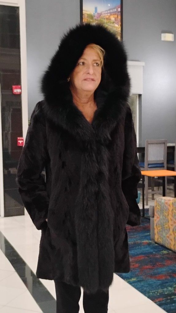 Genuine Mink Coat, Like New. Purchased In 2017 From Koslows In OKC. Worn 2 Times. Stunning! No Size Is Inside But I Would Say An 8? It's A flattering 