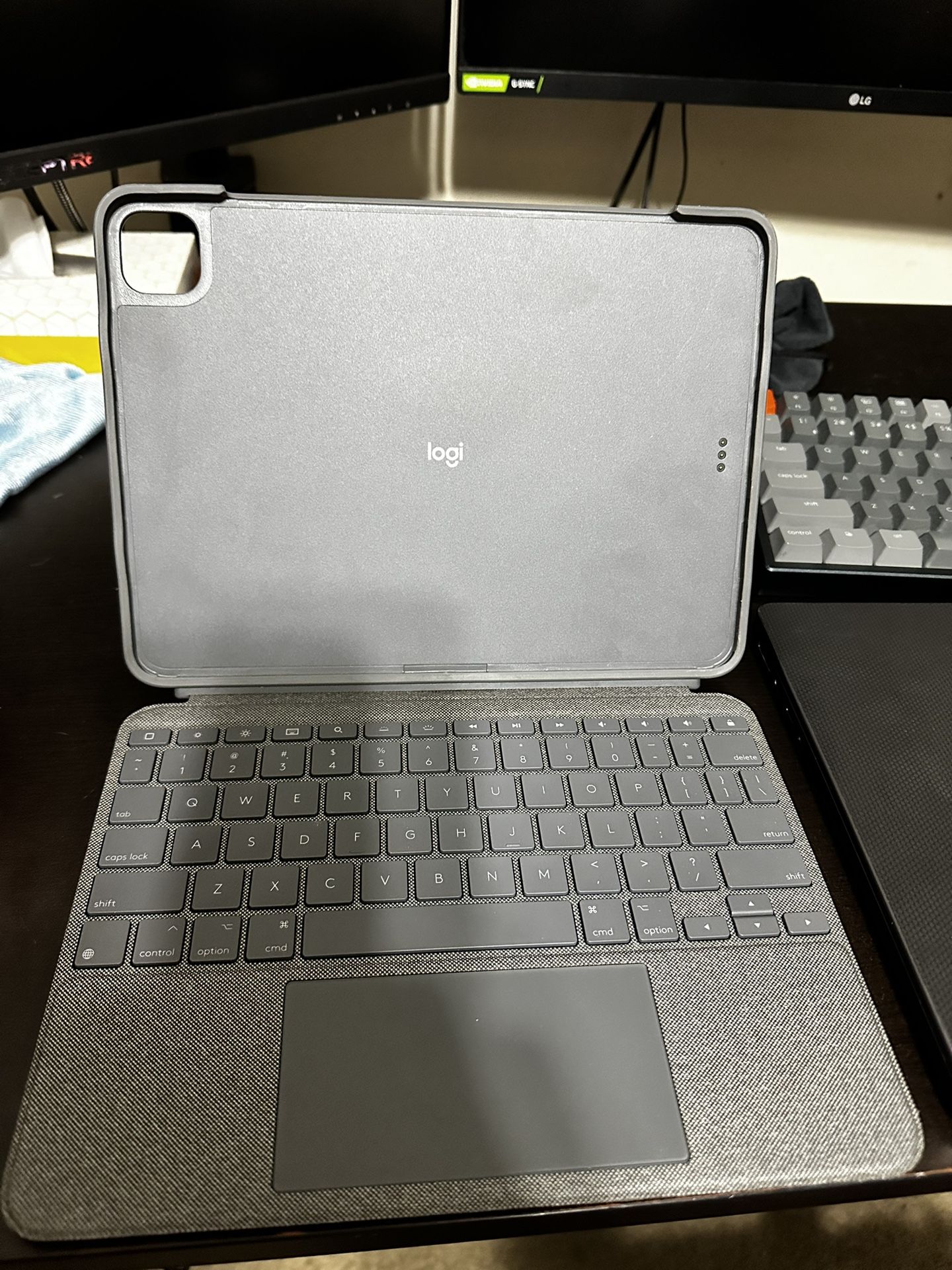 iPad Pro 11” - Logitech Combo Touch - Great condition