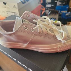 Converse Size 7 1/2 Women