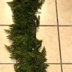 6 Foot Long Garland New Beautiful Looks Real , Selling Fast 