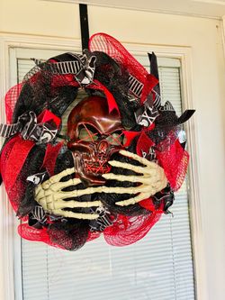 Halloween Skull Skeleton Deco Mesh Wreath