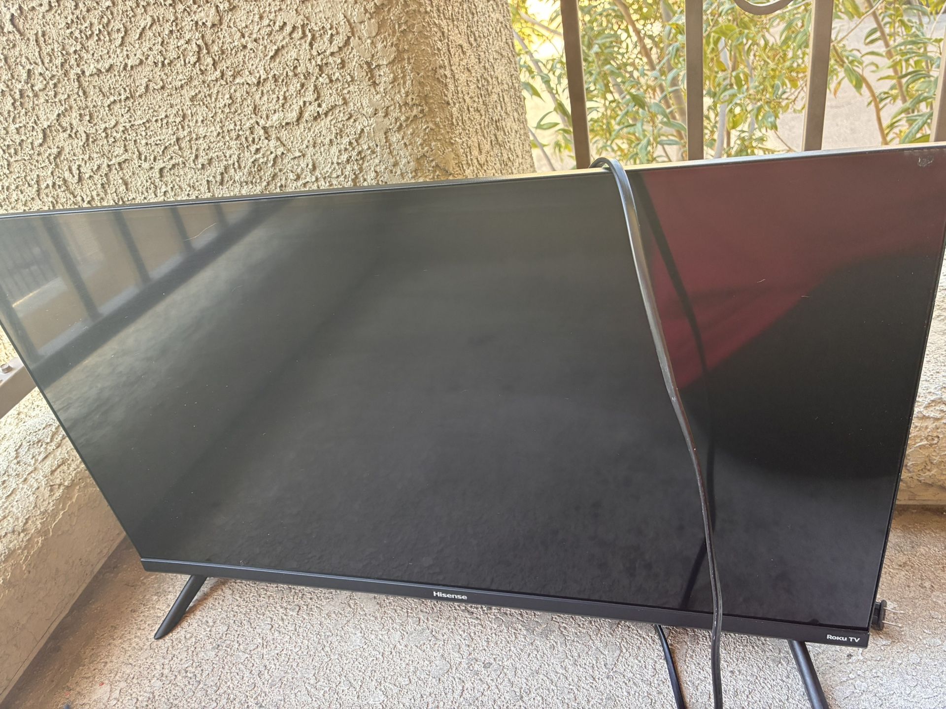 Roku T.v 32 In With Stand Pick Up Only